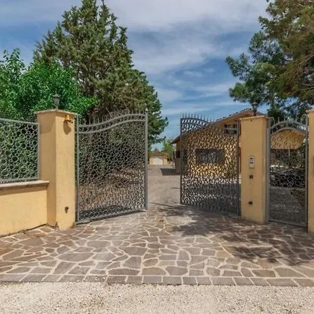 Отель Mit Privatpool Fuer 7 Personen Ca 120 Qm In Urbisaglia, Marken Provinz Macerata Urbisaglia